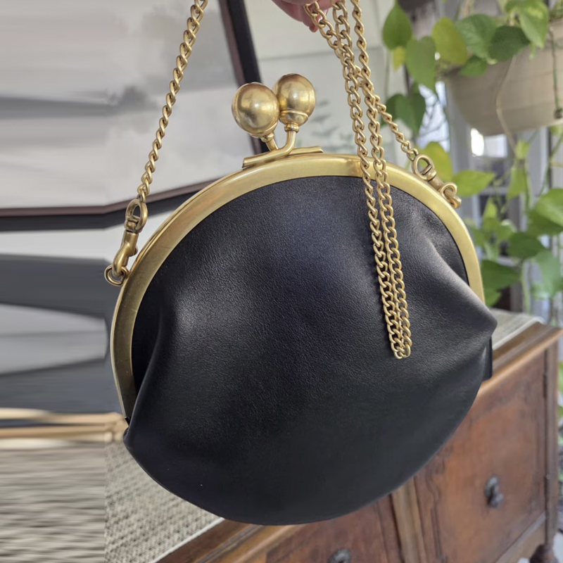 Luxury Bags Outlet - Kisslock Pouch 20cm Clutch Clip Bags